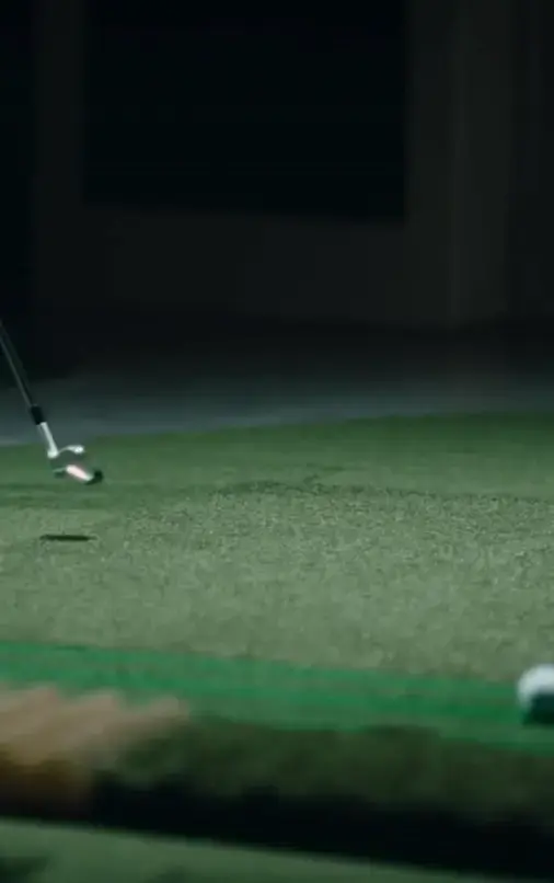 Golf simulator with moving floor